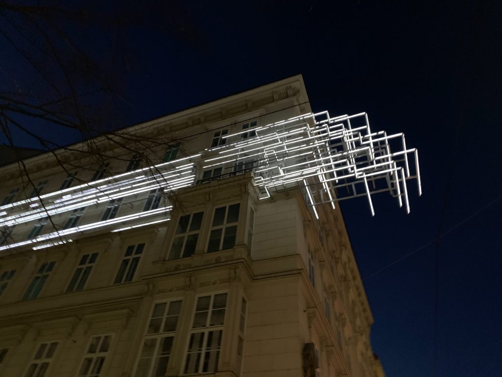 Lichtinstallation "Outline" von Brigitte Kowanz