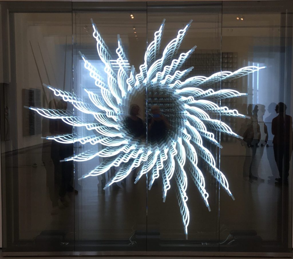 „Morsealphabet 2012“ von Brigitte Kowanz, in der Kunsthalle Weishaupt anlässlich der Ausstellung „Dynamic.Bewegung in der Sammlung“ bis 25.2.24
