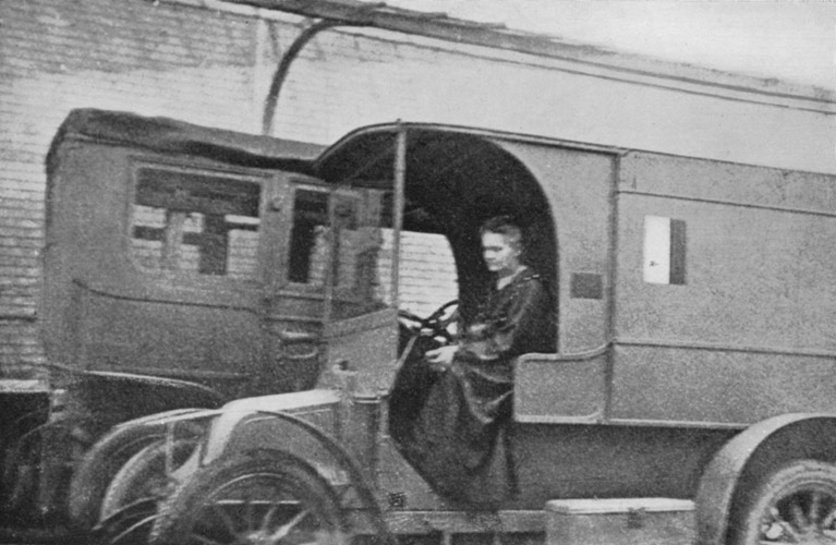 Marie Curie am Steuer eines Röntgenwagens