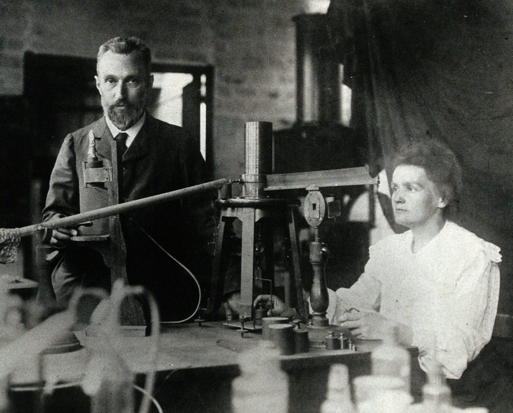 Pierre und Marie Curie in ihrem Laboratorium in der Rue Cuvier,
