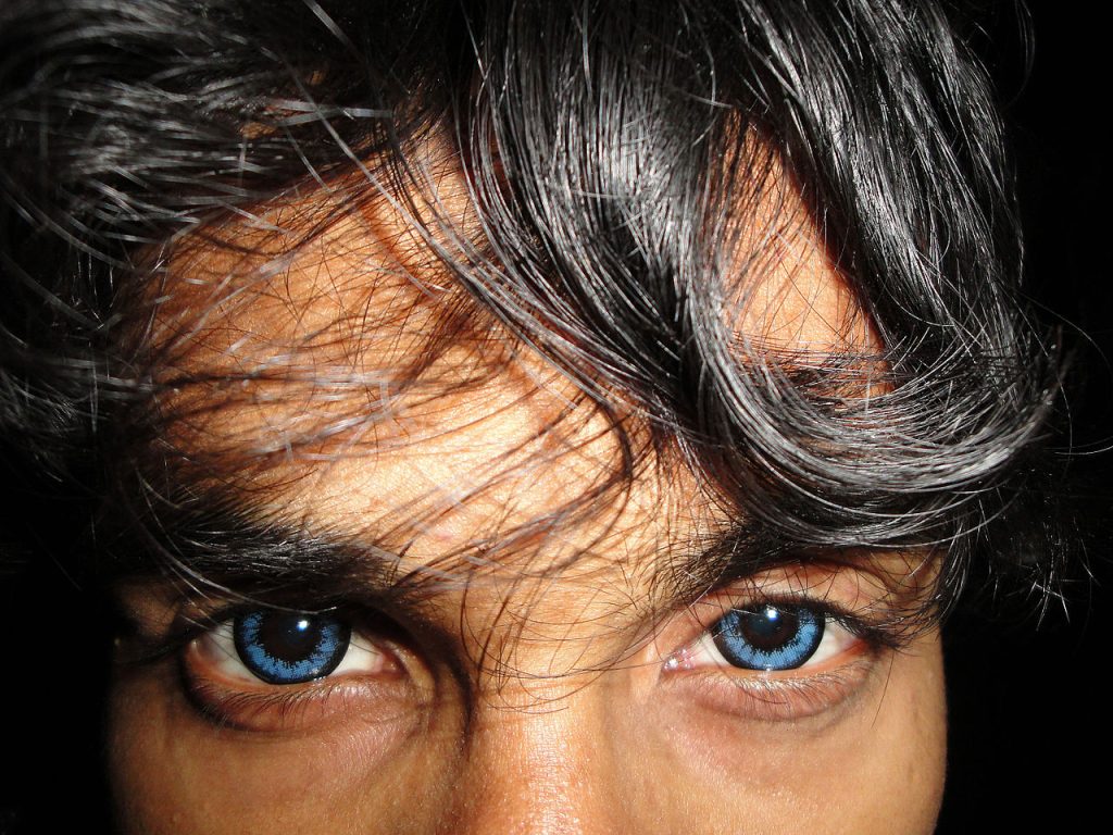 Blaue Kontaktlinsen bei einem Mann
