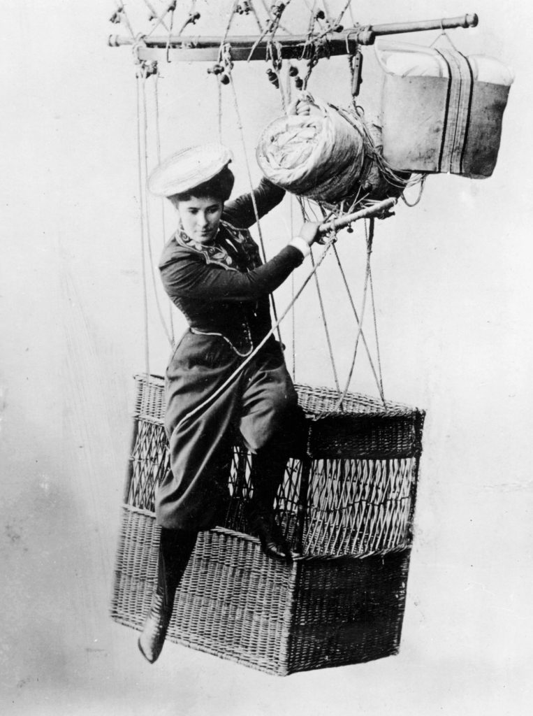Fotomontage ca. 1890: Käthe Paulus im Ballon mit Fallschirm