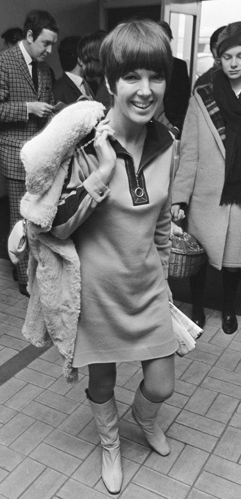 Mary Quant im selbstentworfenen Minikleid, 1966