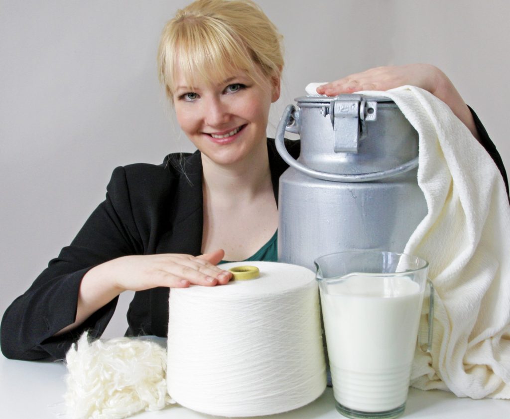 Dr. Anke Domaske präsentiert ihre Bio-Faser aus saurer Milch