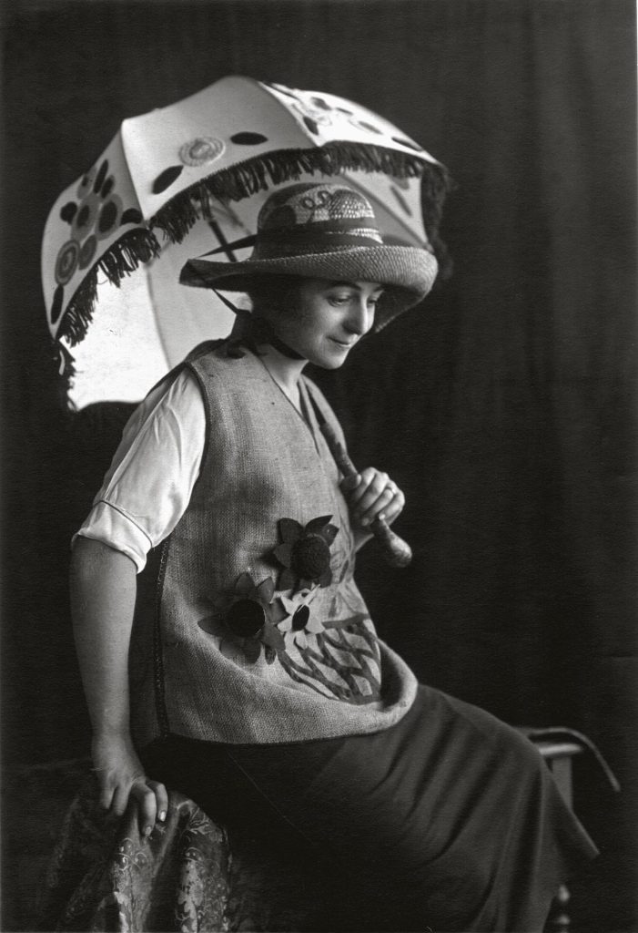 Sonia Delaunay in einer Casa Sonia Kreation, Madrid, um 1920