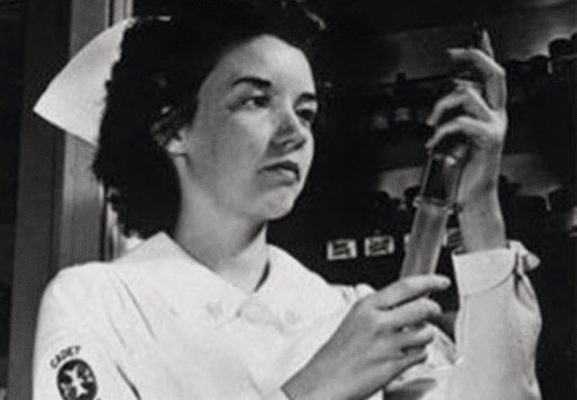Krankenschwester aus dem Kadetten-Corps mit einer großen Glasspritze, ca 1945