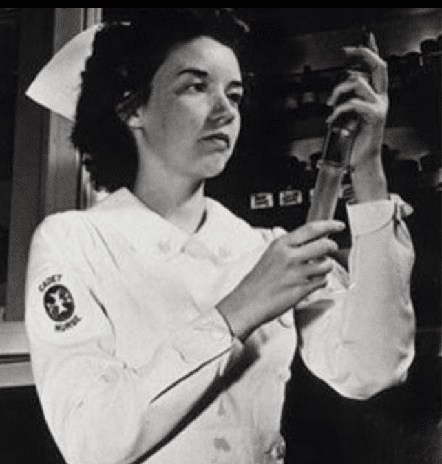 Krankenschwester aus dem Kadetten-Corps mit einer großen Glasspritze, ca 1945