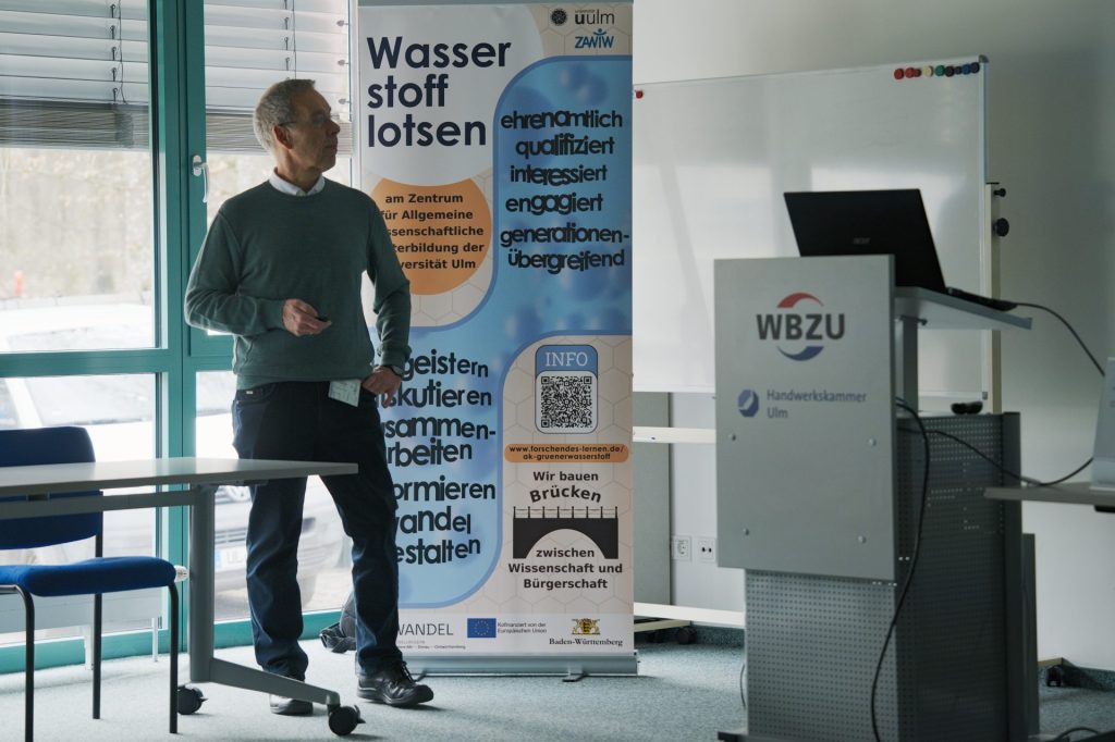 Dr. Dietmar Kohn führt durch die Veranstaltung der Wasserstofflotsen bei der Frühjahrsakademie 2026