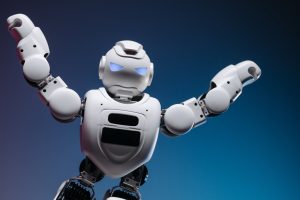Roboter mit erhobenen Armen